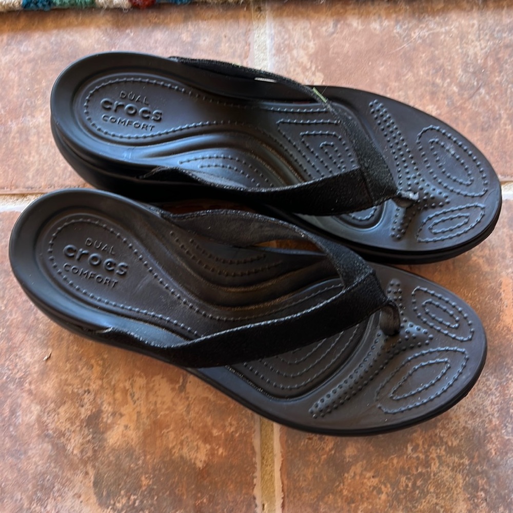 Crocs Capri V black metalic flip flops size 8